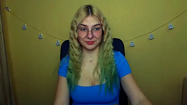 Snapshot of Luna_Lush_ chatting on December 17, 8:23 am Luna Lush online show from December 17, 8:23 am