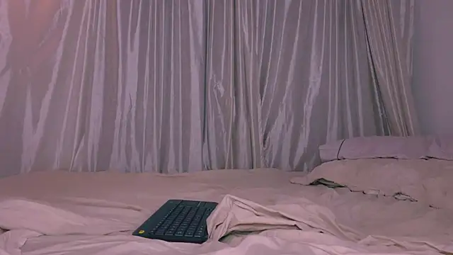 Miiafoxxx online show from June 5, 6:52 am