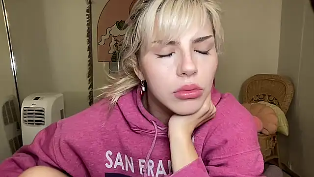 Snapshot of SirenitySirenxx chatting on March 7, 3:08 am SirenitySirenxx online show from March 7, 3:08 am