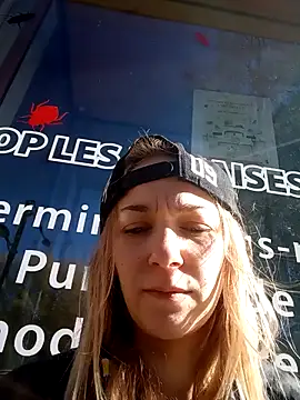 Snapshot of ElektrikFrancaise chatting on November 18, 11:14 am ElektrikFrancaise online show from November 18, 11:14 am