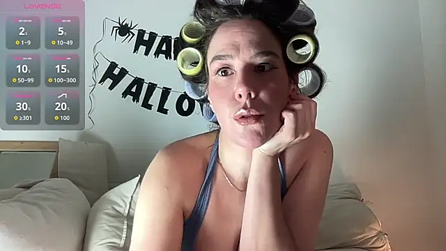 Snapshot of MilkyHoneyLullabies chatting on October 30, 1:45 pm MilkyHoneyLullabies online show from October 30, 1:45 pm