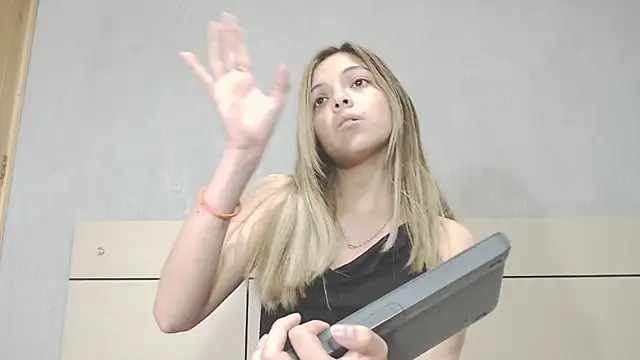 Snapshot of andreau18 chatting on December 14, 9:02 pm andreau18 online show from December 14, 9:02 pm