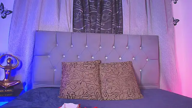 Snapshot of meggan_77 chatting on December 4, 3:27 am meggan 77 online show from December 4, 3:27 am