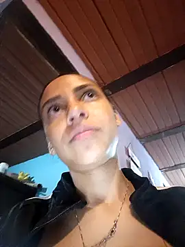 Snapshot of emma_ambar chatting on February 5, 12:10 am emma ambar online show from February 5, 12:10 am