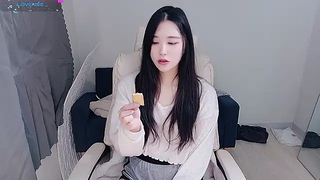 Snapshot of who_Lilly chatting on December 4, 12:03 pm who Lilly online show from December 4, 12:03 pm