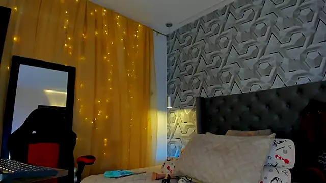 Snapshot of Sophiee_Hill chatting on September 12, 9:04 pm Sophiee Hill online show from September 12, 9:04 pm