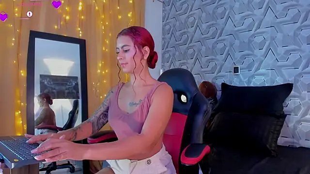 Snapshot of Sophiee_Hill chatting on October 28, 2:42 pm Sophiee Hill online show from October 28, 2:42 pm