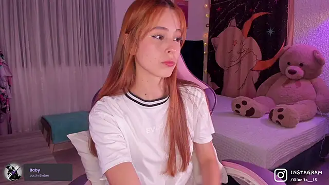 Snapshot of alice_guerin_ chatting on November 6, 4:35 am alice guerin online show from November 6, 4:35 am