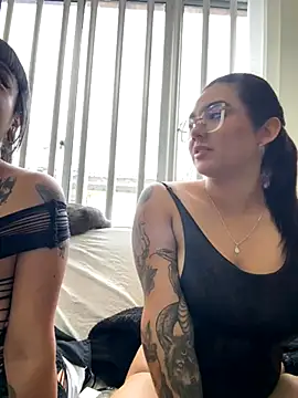 Snapshot of camianddanna chatting on December 2, 2:23 pm camianddanna online show from December 2, 2:23 pm