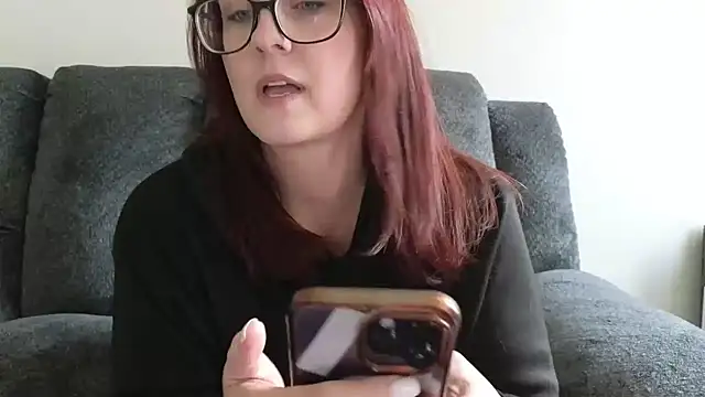 TheBustyHouseWife online show from December 4, 5:43 pm