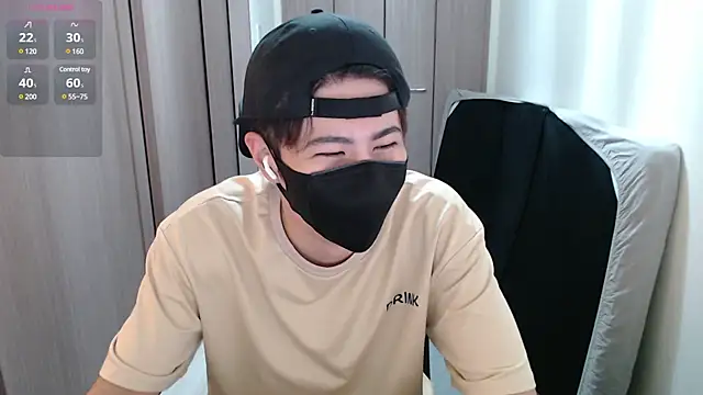 Snapshot of ryota_kkk chatting on December 15, 11:45 am ryota kkk online show from December 15, 11:45 am