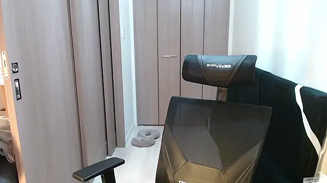 Snapshot of ryota_kkk chatting on February 16, 1:27 pm ryota kkk online show from February 16, 1:27 pm