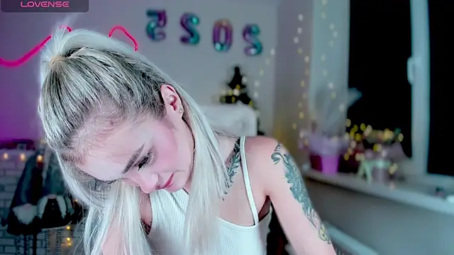 Snapshot of _Ravenaa chatting on December 23, 7:09 pm Ravenaa online show from December 23, 7:09 pm