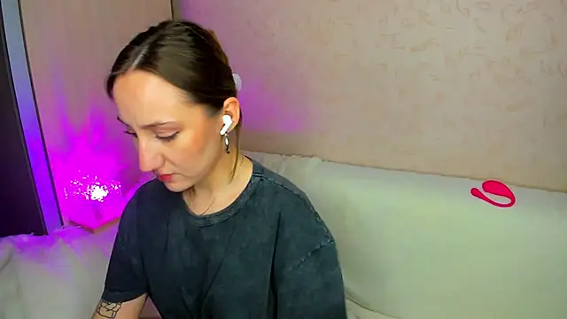 Snapshot of MelodyOfLovee chatting on December 3, 11:03 pm MelodyOfLovee online show from December 3, 11:03 pm