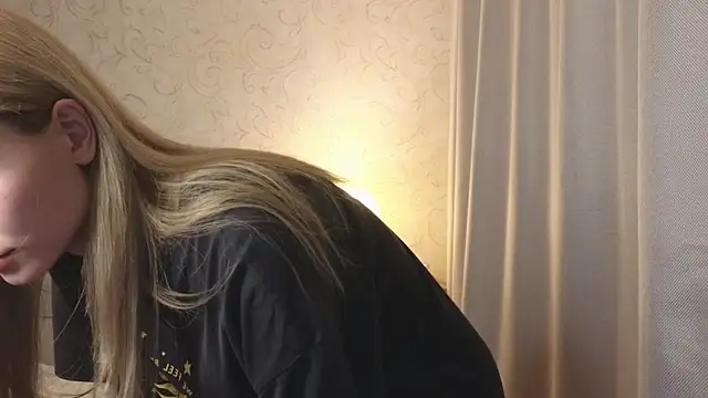 Snapshot of elsa_limerence chatting on May 8, 6:13 pm elsa limerence online show from May 8, 6:13 pm
