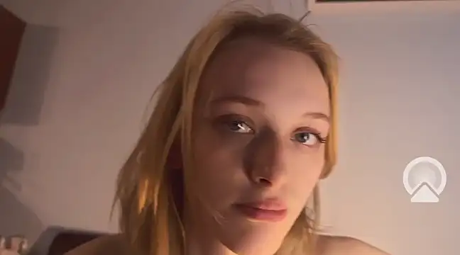 Snapshot of Evvie_Summn1 chatting on December 10, 2:05 am Evvie Summn1 online show from December 10, 2:05 am