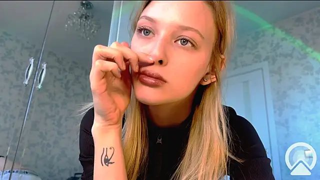 Snapshot of Evvie_Summn1 chatting on March 22, 3:20 am Evvie Summn1 online show from March 22, 3:20 am