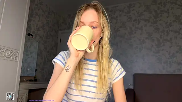 Snapshot of Evvie_Summn1 chatting on October 11, 12:47 pm Evvie Summn1 online show from October 11, 12:47 pm