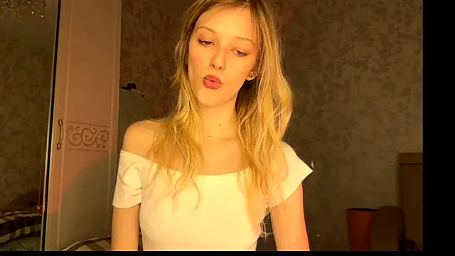 Snapshot of Evvie_Summn1 chatting on October 23, 3:11 pm Evvie Summn1 online show from October 23, 3:11 pm