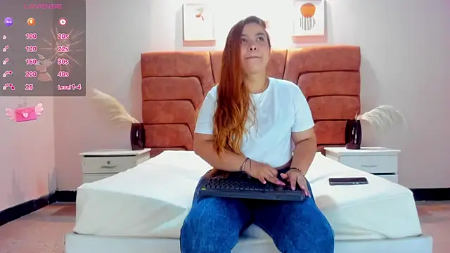 MAHIASMITH13 online show from January 3, 1:14 pm