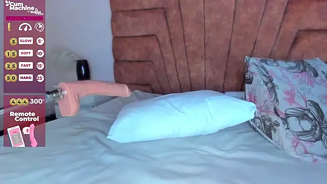 MAHIASMITH13 online show from February 4, 4:50 pm