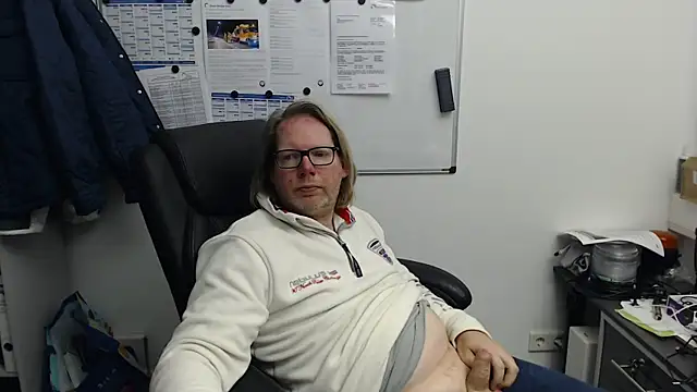 Snapshot of VSteph chatting on December 15, 4:00 pm VSteph online show from December 15, 4:00 pm