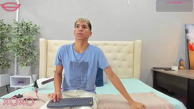 Snapshot of kieran_derek chatting on March 20, 3:23 am kieran derek online show from March 20, 3:23 am