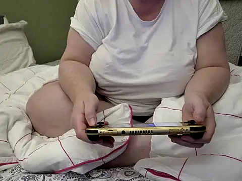 Snapshot of MarthaBriest chatting on November 2, 3:31 am MarthaBriest online show from November 2, 3:31 am