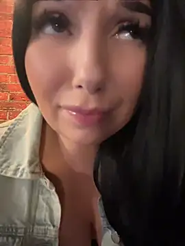 Snapshot of Tisha_Busty chatting on June 3, 2:33 pm Tisha Busty online show from June 3, 2:33 pm