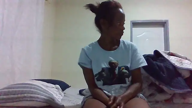 Snapshot of sweets_80 chatting on June 22, 2:35 am sweets 80 online show from June 22, 2:35 am