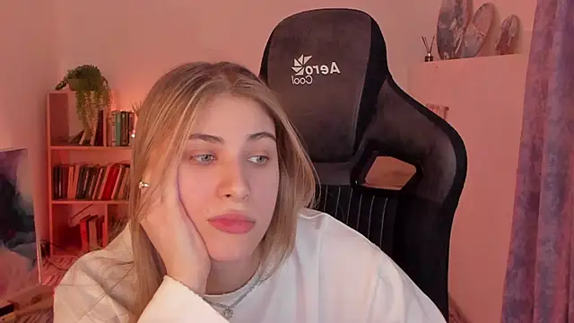 EllieCutes online show from March 20, 11:49 am