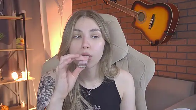 EllieCutes online show from April 30, 9:04 am