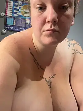 Snapshot of busty-bella1 chatting on July 6, 9:17 am busty-bella1 online show from July 6, 9:17 am