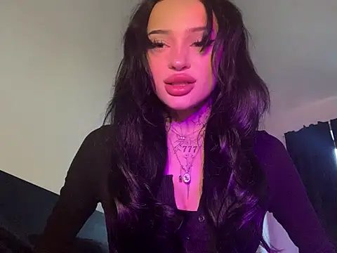 Snapshot of madelinexx chatting on January 21, 1:32 pm madelinexx online show from January 21, 1:32 pm