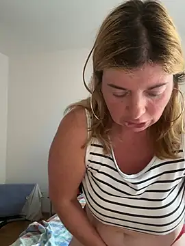 Snapshot of Lombada chatting on July 11, 8:28 am Lombada online show from July 11, 8:28 am
