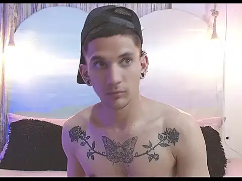 Snapshot of tylor_boy chatting on January 12, 3:45 am tylor boy online show from January 12, 3:45 am