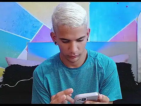 Snapshot of tylor_boy chatting on February 23, 1:36 am tylor boy online show from February 23, 1:36 am