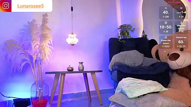 Snapshot of LunaRose5 chatting on October 17, 3:53 am LunaRose5 online show from October 17, 3:53 am