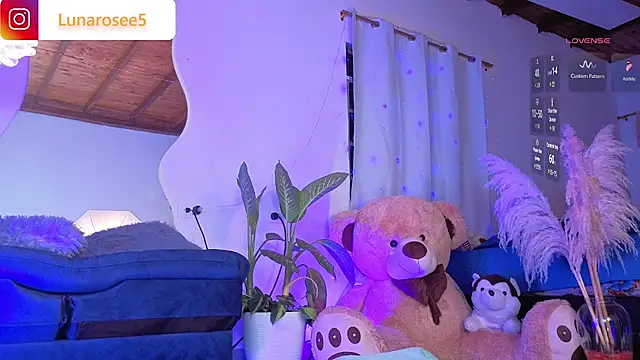 Snapshot of LunaRose5 chatting on November 11, 3:28 am LunaRose5 online show from November 11, 3:28 am