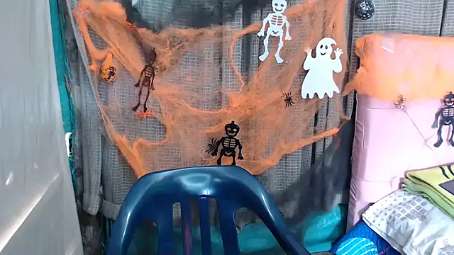 Snapshot of mom_son_dirty chatting on October 31, 2:18 pm mom son dirty online show from October 31, 2:18 pm