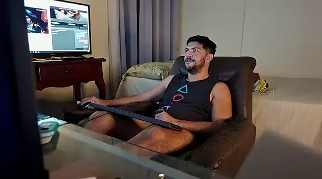 Snapshot of LUH133 chatting on December 4, 12:41 am LUH133 online show from December 4, 12:41 am