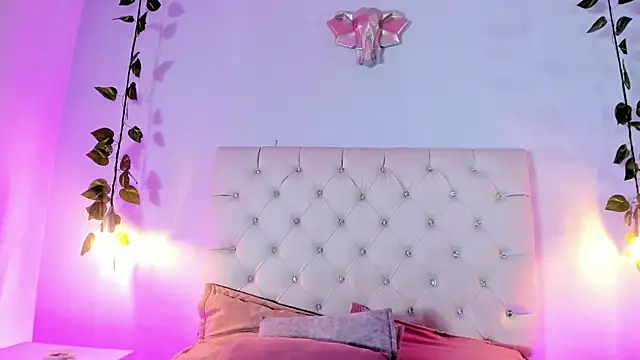 Isabella Flowers online show from December 3, 7:45 pm