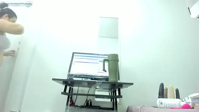 Snapshot of Dalia_20 chatting on December 5, 12:41 am Dalia 20 online show from December 5, 12:41 am