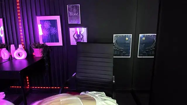 EmilyAir online show from March 15, 2:56 am