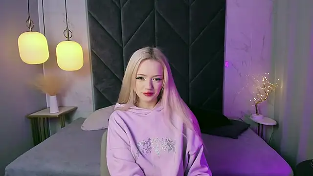 EmilyAir online show from September 28, 3:39 pm