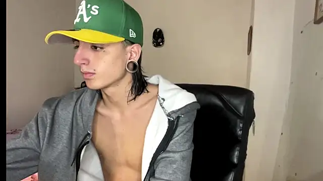 Matthew Dixonn online show from February 5, 10:01 pm