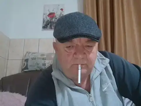 Snapshot of fullballs6 chatting on December 20, 11:47 pm fullballs6 online show from December 20, 11:47 pm