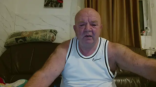 Snapshot of fullballs6 chatting on December 16, 3:55 am fullballs6 online show from December 16, 3:55 am