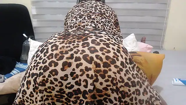 Foxybrownxx1 online show from July 19, 8:23 pm