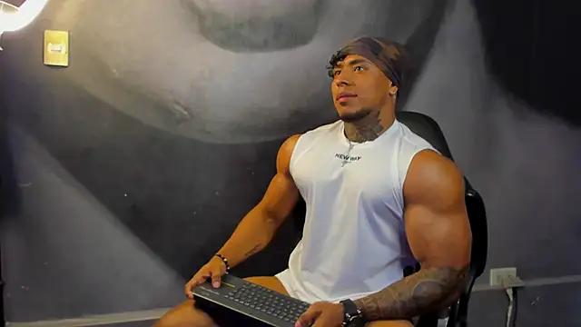 Snapshot of bradley_smith chatting on March 5, 7:16 am bradley smith online show from March 5, 7:16 am